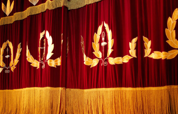 Rideau de scène de théâtre rouge et or. - Agrandir l'image, fenêtre modale