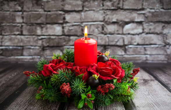 couronne de noël posée sur une table avec bougie rouge en son centre. - Agrandir l'image, fenêtre modale