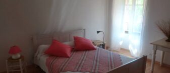 lit au milieu d'une chambre style provençal