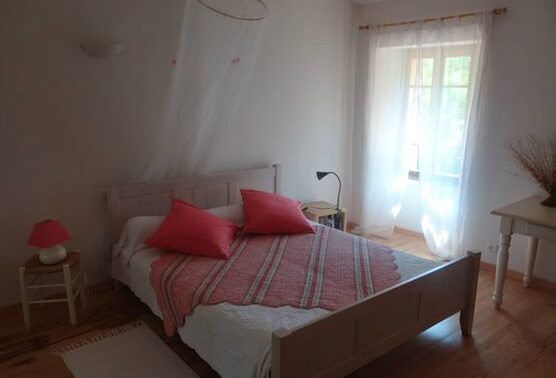 lit au milieu d'une chambre style provençal - Agrandir l'image, fenêtre modale