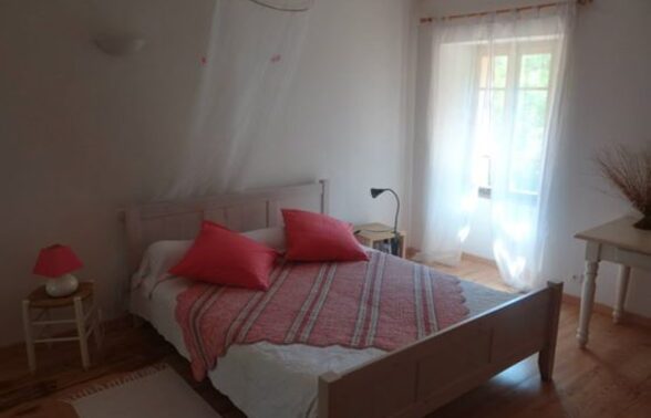lit au milieu d'une chambre style provençal - Agrandir l'image, fenêtre modale