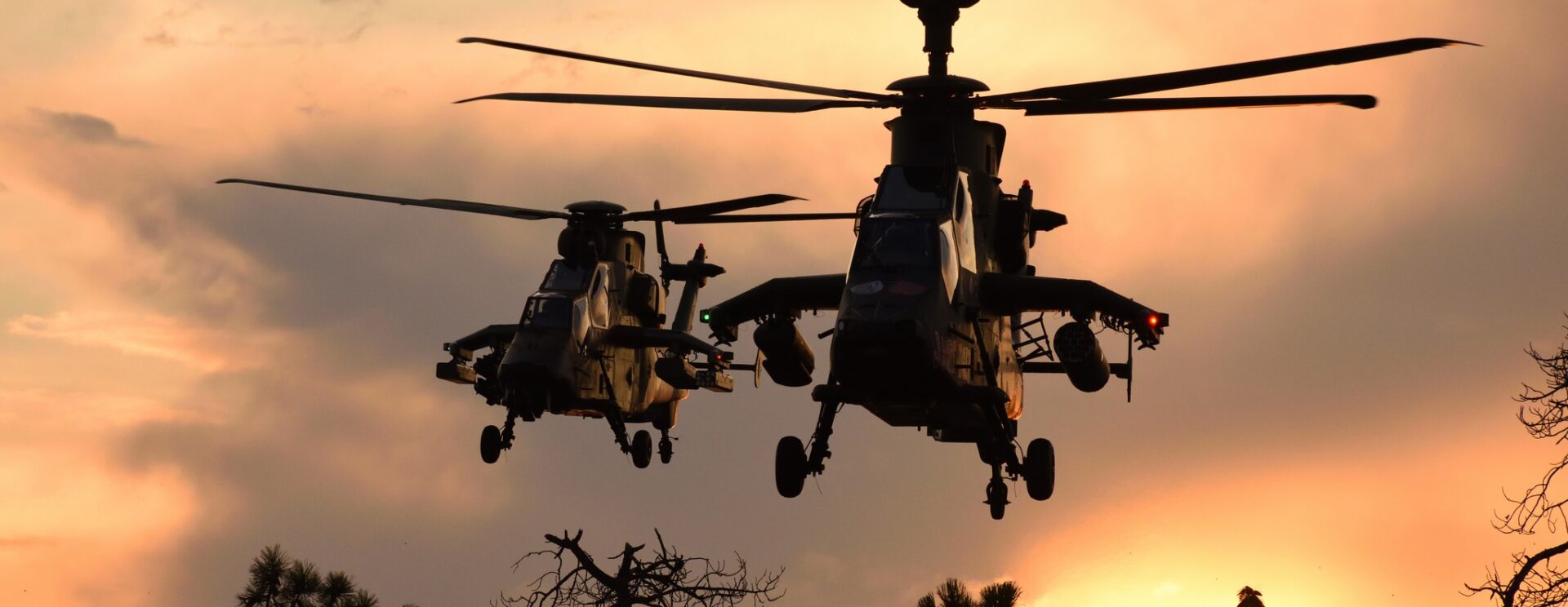 deux hélicoptères en plein vol au coucher du soleil