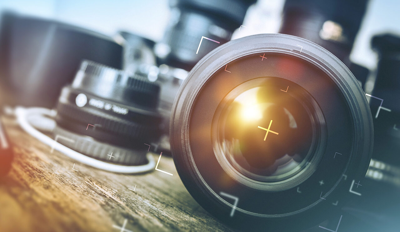 appareil photo posé sur une table