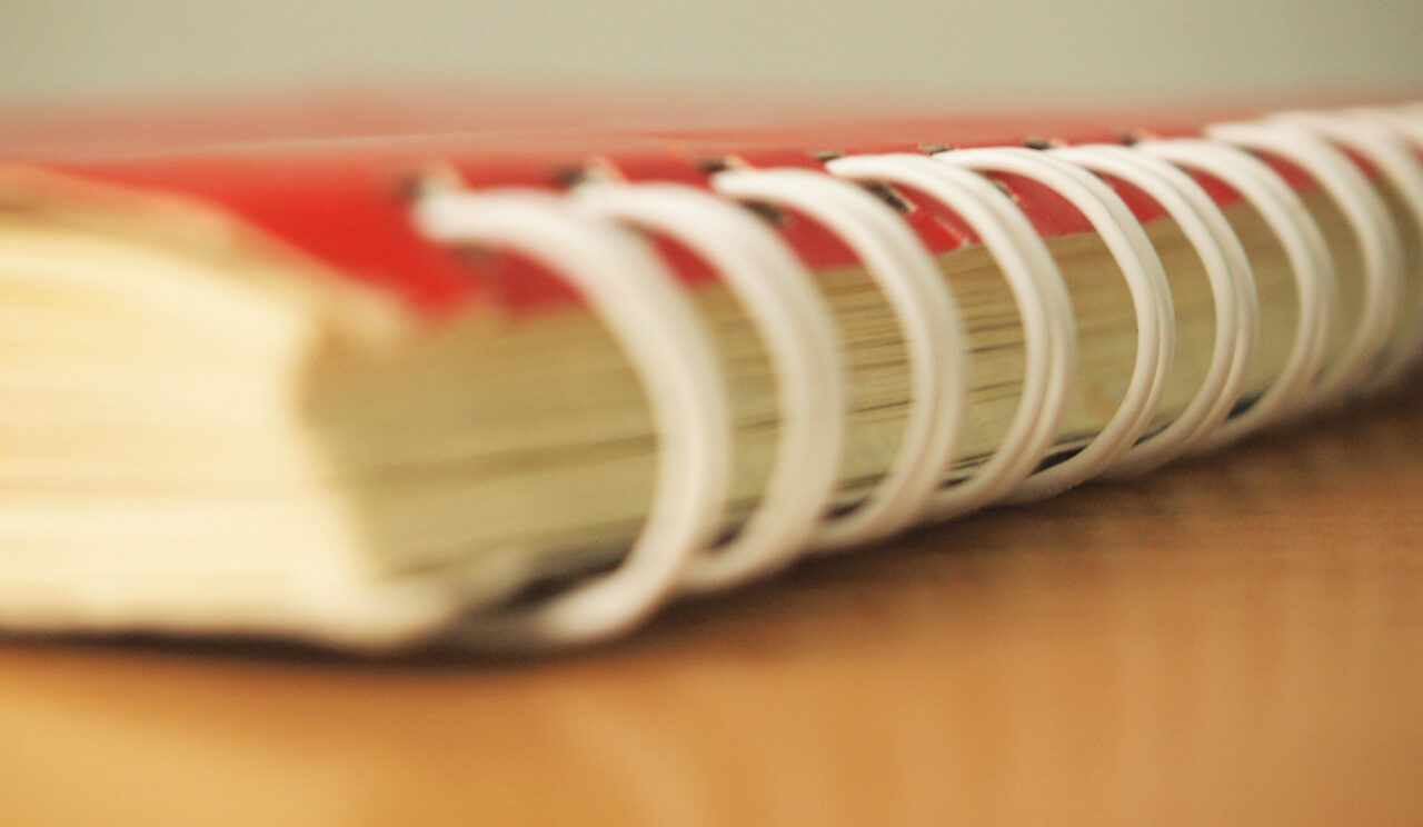 carnet à spirale posé sur une table