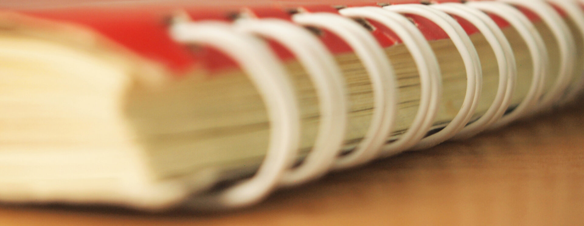 carnet à spirale posé sur une table