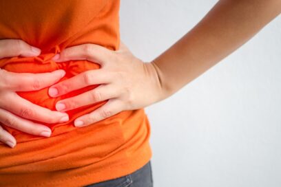 mains de femme posées sur son ventre avec halo de couleur rouge autour de la zone tenue - Agrandir l'image, fenêtre modale