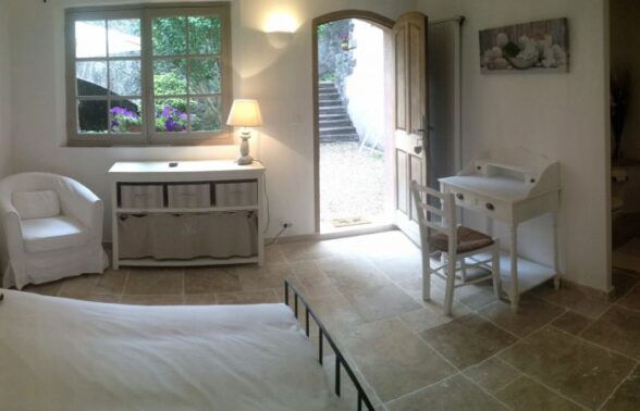 chambre typée provençale avec porte ouverte sur extérieur - Agrandir l'image, fenêtre modale