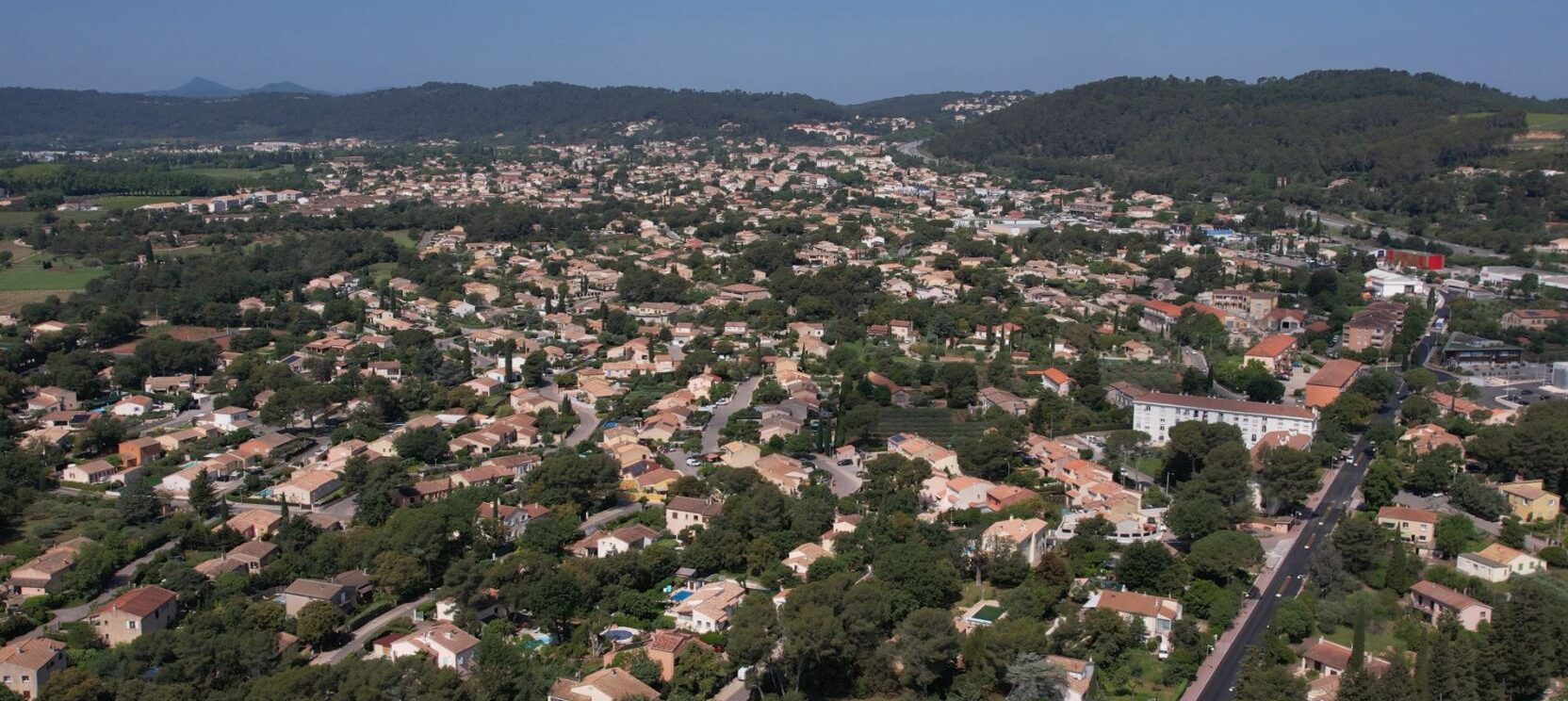 vue aérienne d'une ville à la fois rurale et urbaine