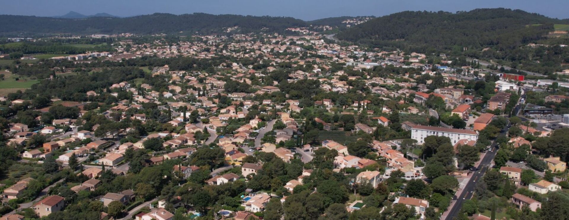 vue aérienne d'une ville à la fois rurale et urbaine