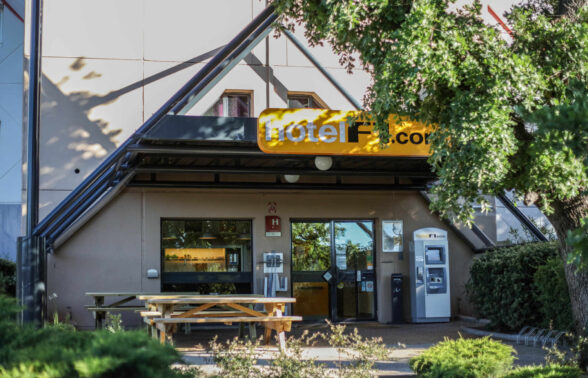 devanture d'hôtel formule 1 entourée de verdure. - Agrandir l'image, fenêtre modale