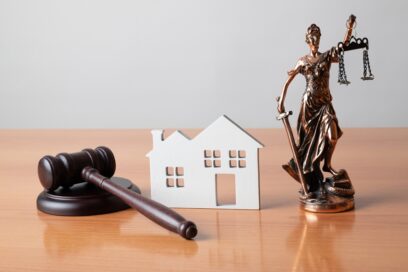 marteau de la justice, statut représentant la balance de la justice et maison en bois miniature - Agrandir l'image, fenêtre modale