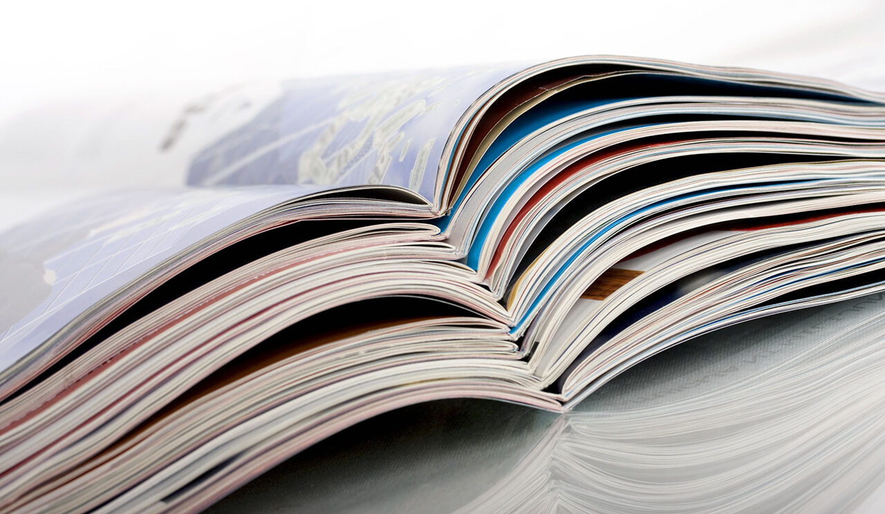 plusieurs magazines posés sur une table