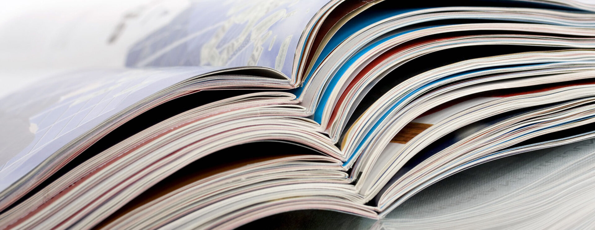 plusieurs magazines posés sur une table
