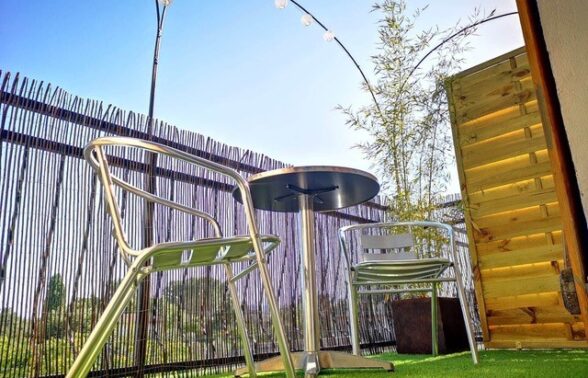 petite table et chaise de jardin. - Agrandir l'image, fenêtre modale