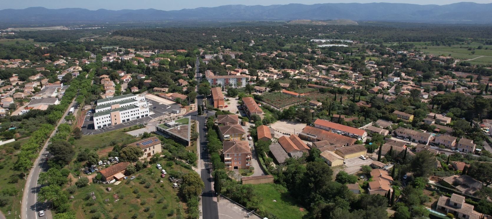 vue aérienne avec route, bâtiments publics et habitations
