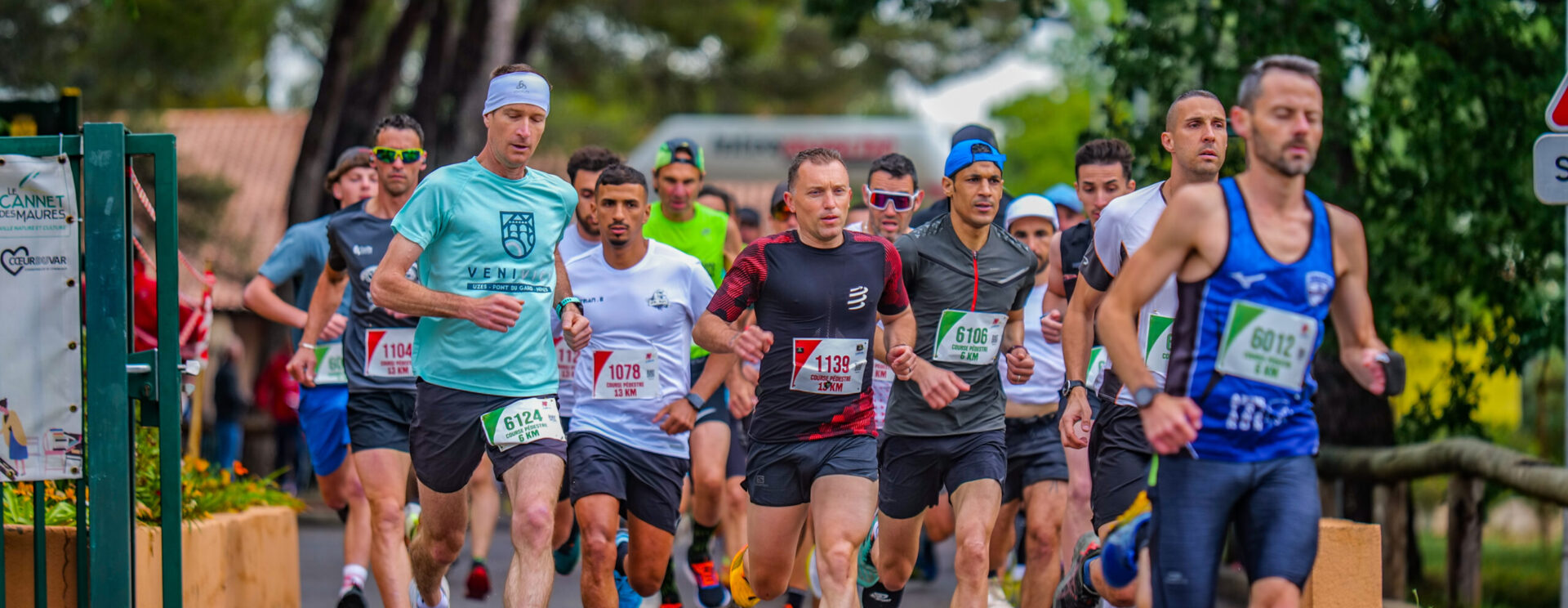 des personnes courent au départ d'une course