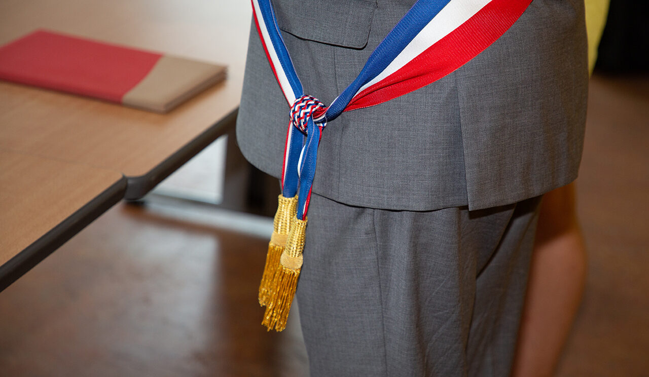 écharpe tricolore aux couleurs de la france sur un élu