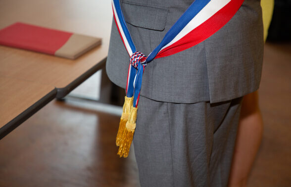 écharpe tricolore aux couleurs de la france sur un élu - Agrandir l'image, fenêtre modale