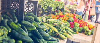 des légumes étalés sur une table dans un marché