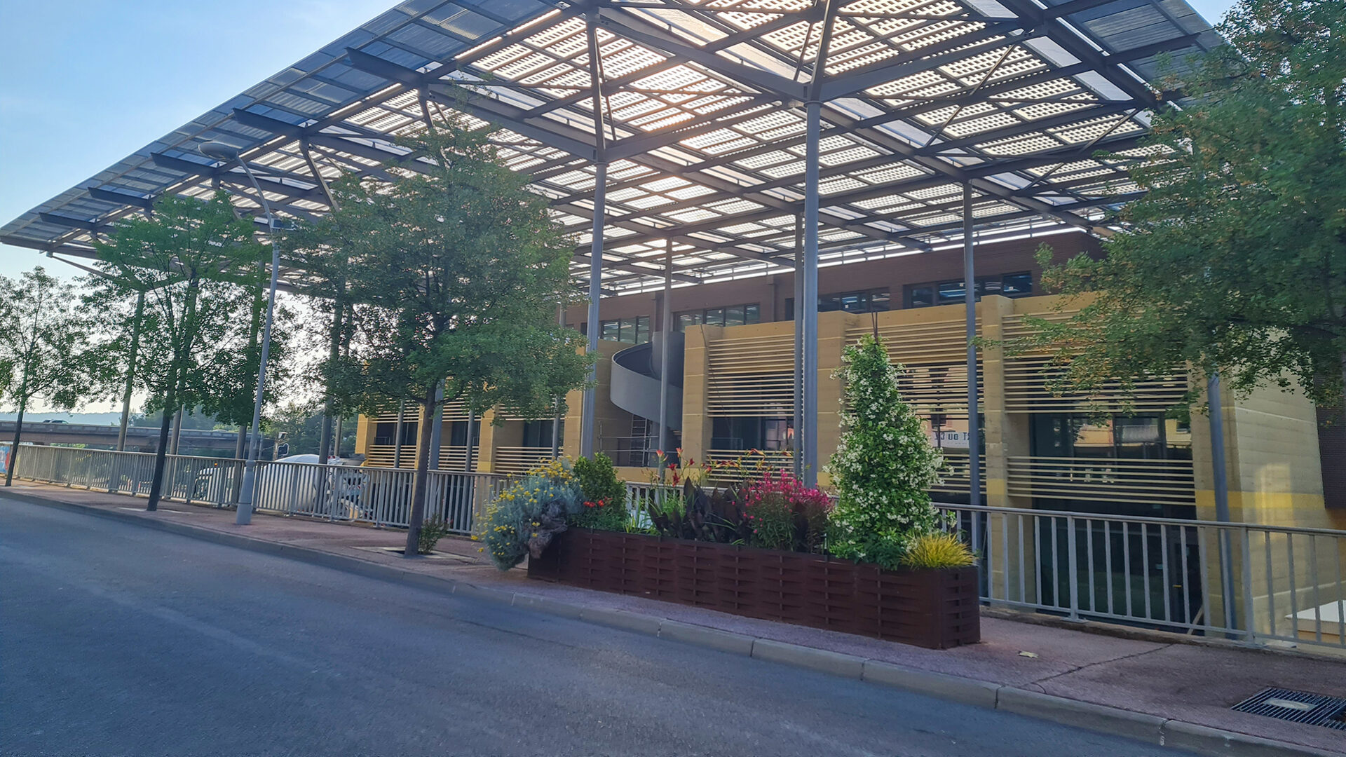 bâtiment ombragé avec jardinière arborée