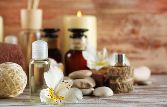 un lot de produits de bien-être et massages posés sur une table dans un environnement bois et zen - Agrandir l'image, fenêtre modale