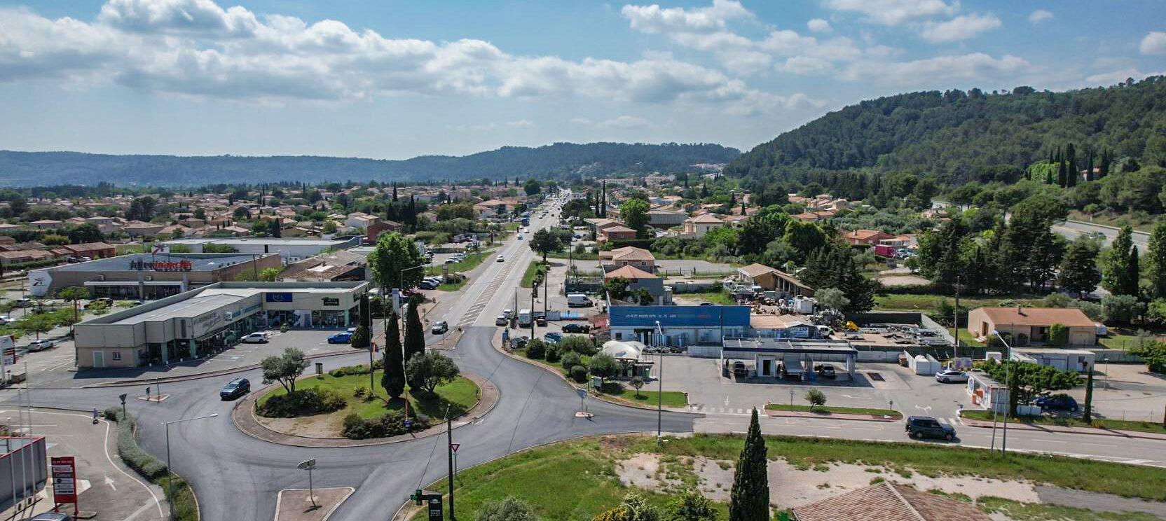 vue aérienne de la national 7 qui traverse le cannet des maures