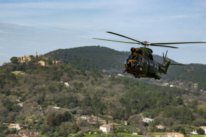 un hélicoptère vole avec en arrière plan la plaine des maures - Agrandir l'image, fenêtre modale