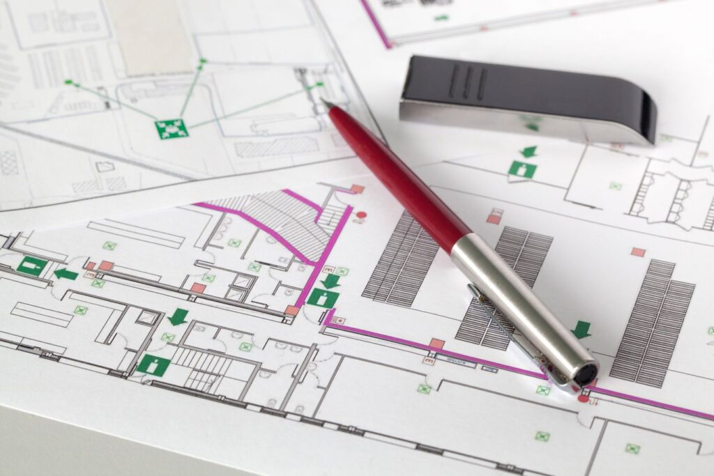 stylo posé sur des plans d'urbanisme