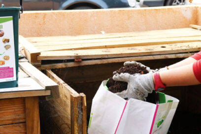 une personne met des déchets dans un composteur - Agrandir l'image, fenêtre modale