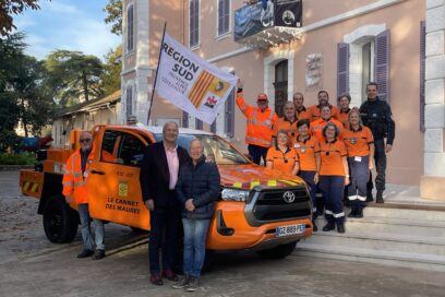 des personnes en tenue orange de prévention se tiennent debout sur le parvis d'une mairie aux côtés du Maire - Agrandir l'image, fenêtre modale