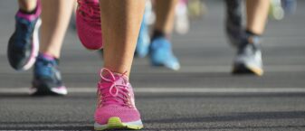 assiette rose en forme de coeur avec texte en noir par dessus qui inscrit "les restaurants du coeur, les relais du coeur".