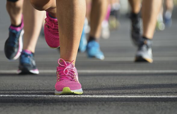 assiette rose en forme de coeur avec texte en noir par dessus qui inscrit "les restaurants du coeur, les relais du coeur". - Agrandir l'image, fenêtre modale